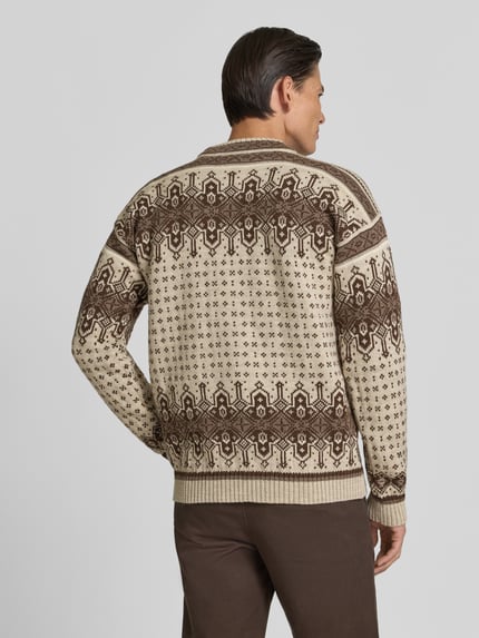 Männermodel trägt Regular Fit Pullover aus reiner Wolle Modell 'Albertville' von Dale of Norway in Strick-Optik, Ganzkörperansicht Rückansicht, Herren Pullover, Rückenlänge 66 cm, Ärmellänge 59 cm
