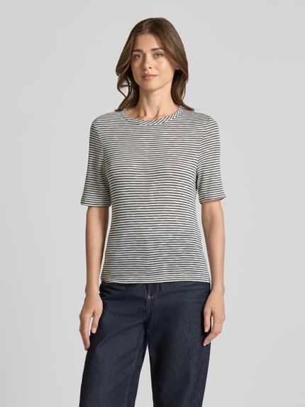 Vrouwenmodel draagt T-Shirt met ronde hals model 'Sambi' van OPUS, viscosemix, slim fit, half mouw, ruglengte 57 cm, vooraanzicht busteshot.
