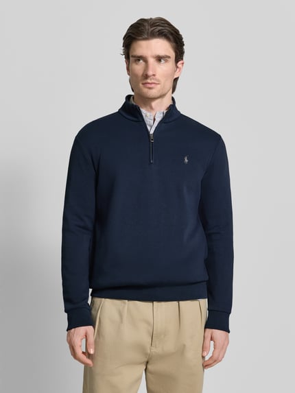Männermodel trägt Regular Fit Troyer aus Baumwoll-Mix von Polo Ralph Lauren in Optik: Unifarben mit Logo-Detail, Ganzkörperansicht von vorne.