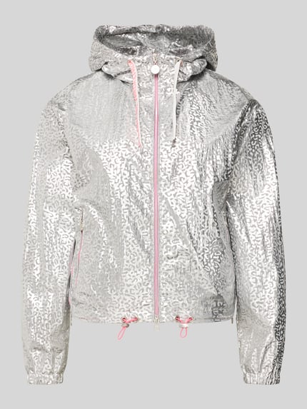 Produktfoto, glanzend zilverkleurige dames jack met capuchon, recht model, tunnelkoord, tweewegritssluiting, zij-ritszakken, elastische mouwboord, model 'MAY' van Frieda & Freddies, ruglengte 58 cm, schouderbreedte 50 cm, borstwijdte 56 cm, mouwlengte 63 cm