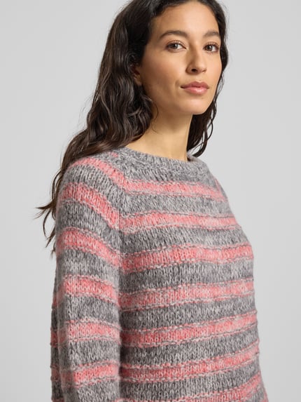 Modelka kobieca ma na sobie Strickpullover mit Strukturmuster und Rundhalsausschnitt od Smith and Soul, szaro-różowe pasy, mieszanka alpaki, regular fit, ujęcie z przodu górnej części ciała.