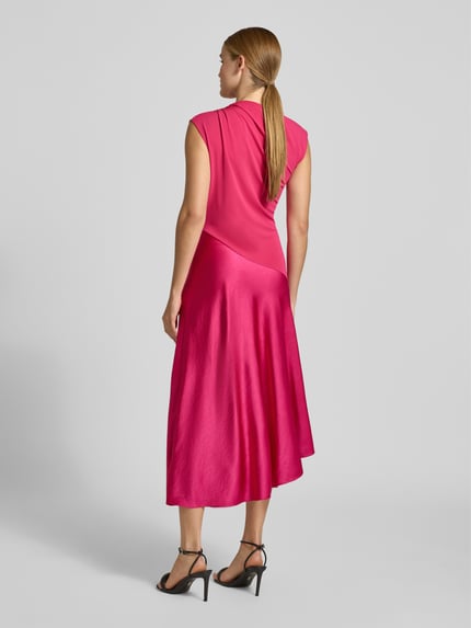 Vrouwenmodel draagt Midikleid aus reiner Viskose Modell 'Jaspara' van Ted Baker, roze, getailleerde fit, asymmetrisch, mouwloos, satijn, ruglengte 126 cm, borstwijdte 40 cm, detailopname rugaanzicht.