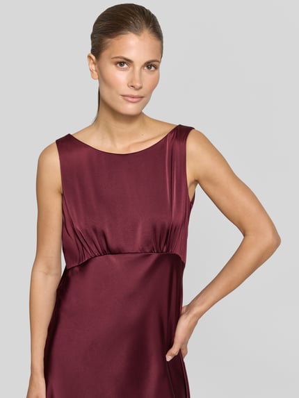 Frauenmodel trägt Cocktailkleid aus Satin mit Rundhalsausschnitt von V by Vera Mont in Bordeaux, fließende A-Linie, Nahaufnahme Oberkörper, Damen Cocktailkleider, Maxikleid, Rückenlänge 137 cm, Brustweite 41 cm, Größe 36.