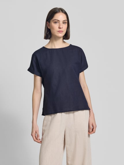 Frauenmodel trägt Leinenbluse mit fixiertem Ärmelaufschlag von Christian Berg Woman, dunkelblau, Straight Fit, Rundhalsausschnitt, Ganzkörperansicht von vorne. Damen Leinenbluse, Reines Leinen, Rückenlänge 60 cm, Ärmellänge 10 cm, Größe 36.