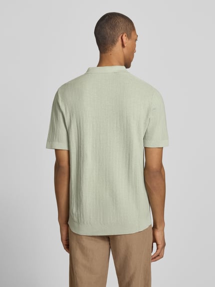 Männermodel trägt Regular Fit Poloshirt aus Baumwoll-Leinen-Mix Modell 'MATTIS' von SELECTED HOMME in Optik: Unifarben, Strukturiert, Ganzkörperansicht Rückansicht.