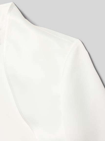 Produktfoto, Bolero mit Stehkragen von Weise, Kinder Regular Fit, glatter weißer Stoff, feine Nähte, Detailaufnahme Schulterpartie