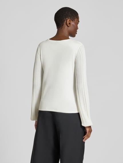 Vrouwenmodel draagt Regular fit gebreide pullover uit viscosemix met plissé ballonmouwen van s.Oliver BLACK LABEL, totaalbeeld achterkant.