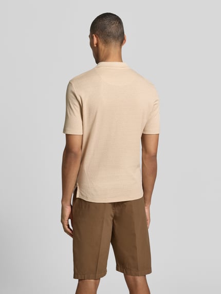 Männermodel trägt Modern Fit Poloshirt mit Polokragen und Label-Detail von MARKUP aus Reiner Baumwolle, Rückenlänge 70 cm, Ganzkörperansicht Rückansicht
