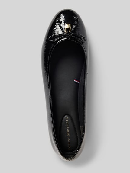 Produktfoto, Ballerinas aus Lackleder von Tommy Hilfiger in Optik: Unifarben, Glänzend, Schuhspitze abgerundet, Absatzform: Blockabsatz, Schleifen-Detail mit Metall, Schlupf/offen, fein strukturierte Sohle, Materialverarbeitung Lackleder, echtes Leder.