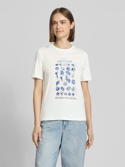 Vrouwenmodel draagt Regular Fit T-shirt uit puur biologisch katoen model 'KITA' van Only, look: effen, motiefprint met pailletten, parels en glitterprint, ronde hals, korte mouw, jerseystof, voorkant volledige lichaamsweergave.