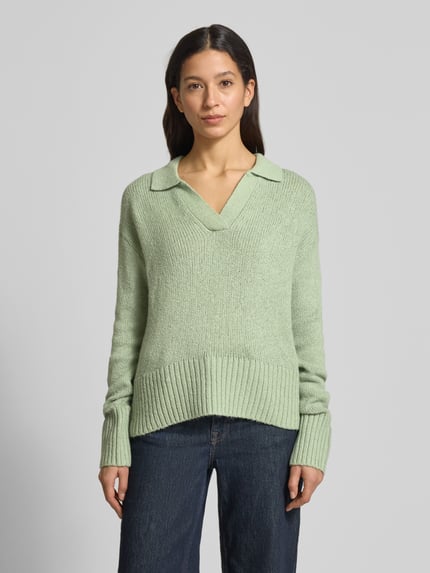 Frauenmodel trägt Strickpullover mit V-Ausschnitt von Fynch-Hatton in Mintgrün, Baumwoll-Mix mit Stretch-Anteil, lockerer Schnitt, Gerippte-Abschlüsse, Resort-Kragen. Ganzkörperansicht von vorne.
