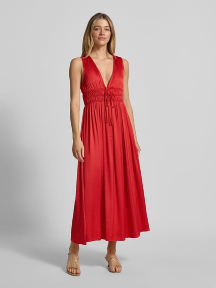 Frauenmodel trägt Maxikleid mit tiefem V-Ausschnitt Modell 'Marja' von mbyM in Rot, Material-Mix, tailliert, Ganzkörperansicht von vorne.