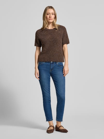 Frauenmodel trägt Cropped Jeans mit Eingrifftaschen von Buena Vista in Blau, schmal geschnitten, aus Baumwoll-Mix mit Stretch-Anteil, Ganzkörperansicht von vorne.