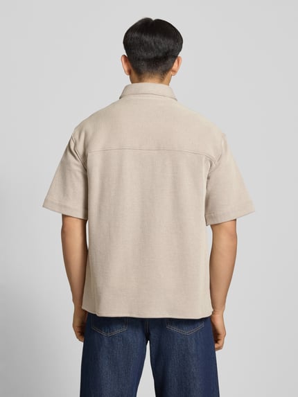 Männermodel trägt Relaxed Fit vrijetijdsoverhemd uit katoenmix 'EBAFFINO' van HUGO in gebreide look met kentkraag, korte mouw, borstzak, labelstitching, doorlopende knoopsluiting, kleur beige, materiaal katoenmix; model 'Ebaffino', heren, Ganzkörperansicht Rückansicht