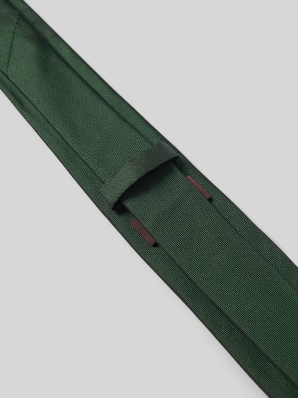 Productfoto, Krawatte aus reiner Seide van Blick in klassiek groen met structuurpatroon en labeldetail, deelnaad zichtbaar.
