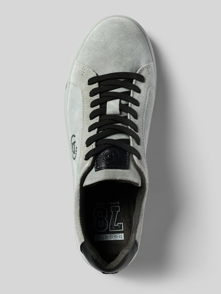 Productfoto, Sneaker uit gecoat leer model 'Powder' van bugatti, afgeronde vorm, vetersluiting, logodetails, gestructureerde zool, heren
