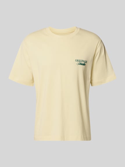 Produktfoto, jasnożółty t-shirt z nadrukiem z logo, męski t-shirt z bawełny o kroju relaxed fit z okrągłym dekoltem, długość tyłu w rozmiarze M: 70 cm, T-Shirt mit Label-Print od Jack & Jones