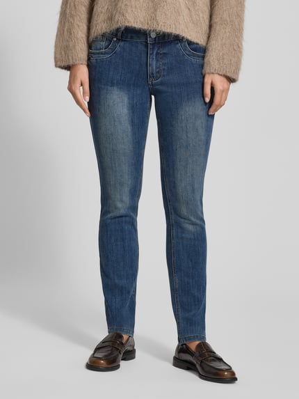 Frauenmodel trägt Straight Fit Jeans mit 5-Pocket-Design Modell 'Tummyles' von Buena Vista, Baumwoll-Mix mit Viskose, Ganzkörperansicht von vorne.