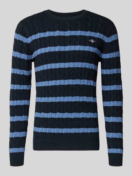 Produktfoto, Slim Fit Pullover in Strick-Optik von Gant aus reiner Baumwolle, dunkelblau mit hellblauen Streifen, Rundhalsausschnitt, Logo-Stitching, elastische Abschlüsse, ideale Länge für Herren in Größe M