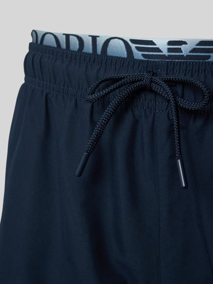 Produktfoto, Relaxed Fit Badeshorts mit Logo-Stitching von Emporio Armani in Dunkelblau, elastischer Bund mit Tunnelzug, glatte Textur