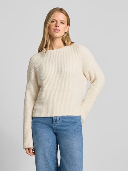 Frauenmodel trägt Relaxed Fit Strickpullover mit elastischen Abschlüssen von REVIEW, cremefarben, lockere Passform, Jeans, Nahaufnahme Oberkörper.