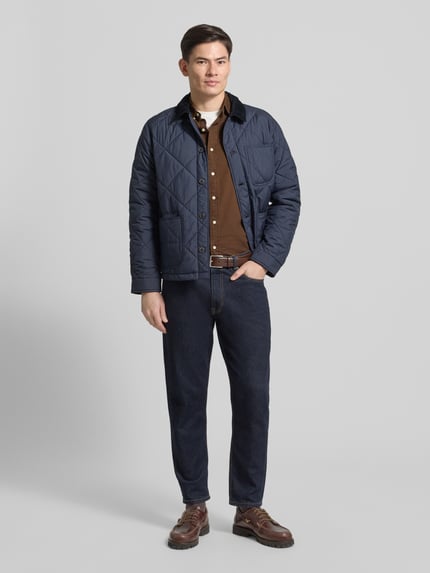 Männermodel trägt Freizeithemd mit Knopfleiste von Polo Ralph Lauren, Reine Baumwolle, Regular-Fit, Button-Down-Kragen, Label-Stitching, Ganzkörperansicht von vorne.