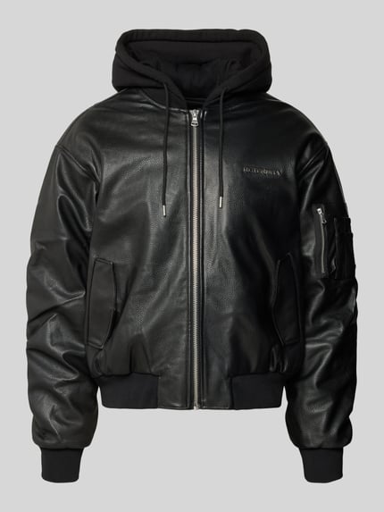 Produktfoto, schwarze Herren Bomberjacke in Leder-Optik Modell 'MÉTROPOLITAIN' von RETERNITY, Kapuze, Reißverschluss, Label-Detail, Regular Fit
