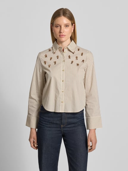 Vrouwenmodel draagt Regular Fit Bluse im Allover-Look mit Perlen van Christian Berg Woman Selection in katoenmix met stretch, verticale strepen, parels en pailletten, met overhemdkraag en knoopsluiting, ruglengte 59 cm, mouwlengte 61 cm, all-over look, vooraanzicht van het volledige lichaam.