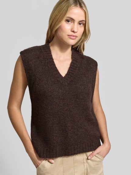 Frauenmodel trägt Pullunder aus Woll-Mohair-Mix mit V-Ausschnitt von OPUS, unifarben braun in Strickoptik, Nahaufnahme Oberkörper.