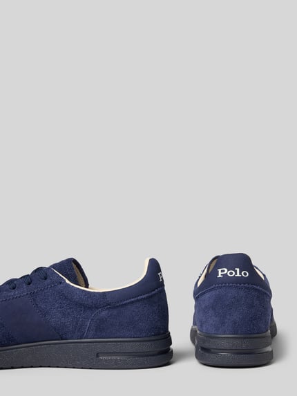 Produktfoto, Sneaker met label-stitching van Polo Ralph Lauren in donkerblauw rundleer met gestructureerde zool, context herensneaker.