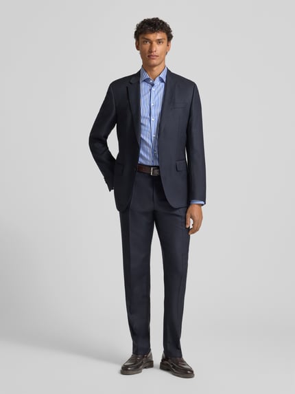 Männermodel trägt Slim Fit Business Hemd aus Baumwolle mit Kentkragen von SEIDENSTICKER, gestreift, Ganzkörperansicht von vorne. Rückenlänge 77 cm, Schulterbreite 42 cm, Ärmellänge 65 cm, Knopfleiste, Herren Business-Hemd.
