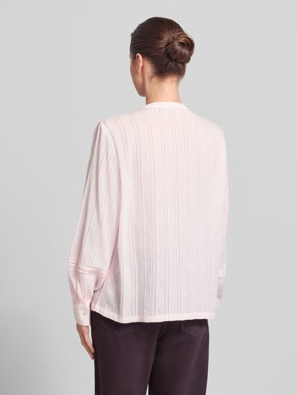 Frauenmodel trägt Bluse mit Mao-Kragen und Pointelle-Muster von Jake*s Casual, Reine Baumwolle, Loose-Fit, Rückenlänge 62 cm, Ärmellänge 60 cm, Ganzkörperansicht Rückansicht.