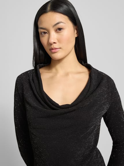 Frauenmodel trägt Regular Fit Langarmshirt mit Wasserfall-Ausschnitt Modell 'SANDRA' von Selected Femme, schimmernde Optik, Stretch-Webstruktur, Nahaufnahme Oberkörper.