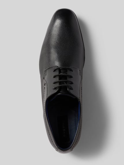 Productfoto, Derby aus Leder mit Schnürung Modell 'Mattia II' van bugatti, zwart leder, afgeronde neus, maat 45, detailopname bovenaanzicht.