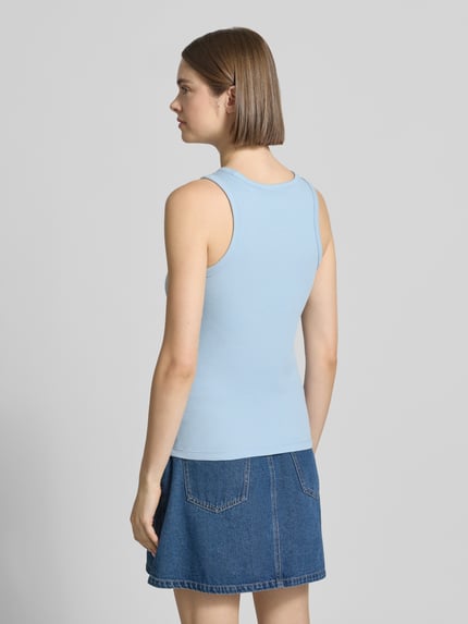 Frauenmodel trägt Slim Fit Top aus Baumwoll-Mix Modell 'MAY' von Pieces in Optik: Unifarben, Materialverarbeitung: Jersey, Ganzkörperansicht Rückansicht.