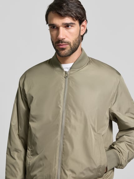 Mannenmodel draagt Regular Fit Bomberjacke met tweewegsrits model 'CHRIS' van SELECTED HOMME, effen, waterafstotend, close-up bovenlichaam.