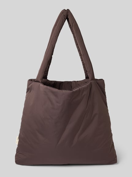 Produktfoto, Tote Bag mit Logo-Detail Model 'Puffy' van Studio Noos in donkerbruin met open hoofdvak, schouderband, logodetail, breedte 58 cm, lengte 42 cm, diepte 9 cm, bandlengte 74 cm