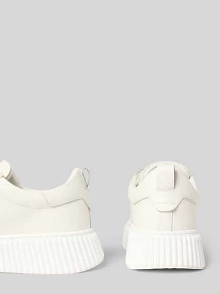 Productfoto, heren sneakers van leer model 'HOPPER' van Antony Morato, afgeronde punt, vetersluiting, labeldetail, witte textuur, hakhoogte maat 44: 5 cm, schachthoogte: 8 cm, schachtbreedte: 7 cm