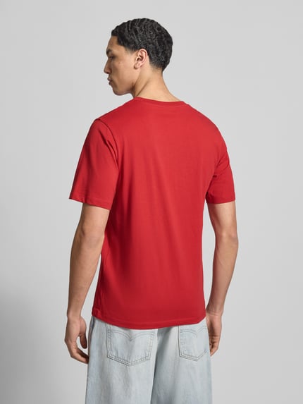 Männermodel trägt Regular Fit T-Shirt mit Logo-Print von JACK & JONES aus reiner Baumwolle in Rot, Ganzkörperansicht Rückansicht.