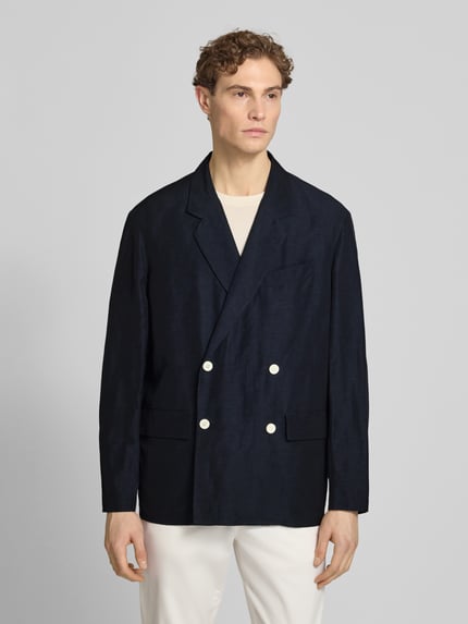 Männermodel trägt Sakko aus Viskose-Mix mit Pattentaschen von Emporio Armani in Dunkelblau, gerader Schnitt, Nahaufnahme Oberkörper
