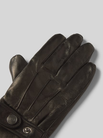 Produktfoto, Fingerhandschuhe aus Schafsleder mit Riegel von EEM, schwarzes Echtleder, sichtbarer Druckknopfverschluss, Detailaufnahme