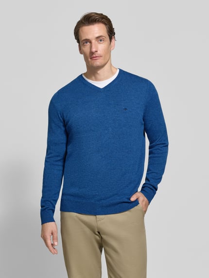 Männermodel trägt Regular Fit Strickpullover aus Baumwoll-Mix mit Kaschmir-Anteil von Fynch-Hatton in Blau, V-Ausschnitt, Ganzkörperansicht von vorne. Rückenlänge bei Größe M 67 cm, Ärmellänge 68 cm, elastische Abschlüsse, glatte Oberfläche.