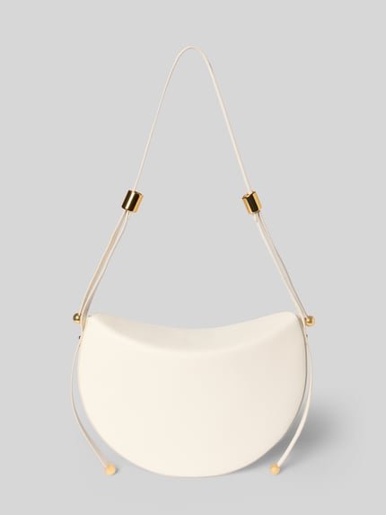 Produktfoto, cremefarbene Handtasche aus Leder mit Label-Detail von FURLA, Magnetverschluss, goldene Akzente, glatte Textur, dezenter Schulterriemen, Maße 29x26x3 cm, Länge Schulterriemen 40 cm.