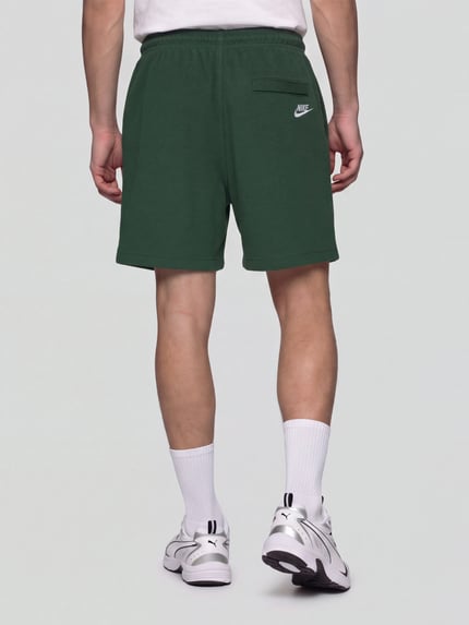 Mężczyzna model nosi zielone Regular Fit Sweatshorts aus Baumwoll-Mix von Nike, proste nogawki, tekstura gładka, widok z tyłu, Herren Sweatshorts von Nike. Ganzkörperansicht Rückansicht.