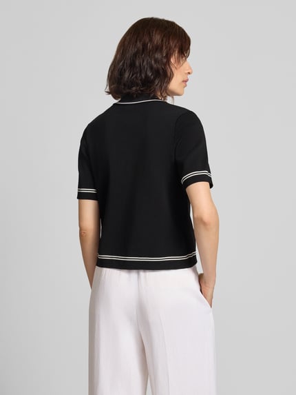 Frauenmodel trägt Cardigan aus Viskose-Mix mit 1/2-Arm von Jake*s Collection, schwarz mit Kontraststreifen, Rückenansicht.