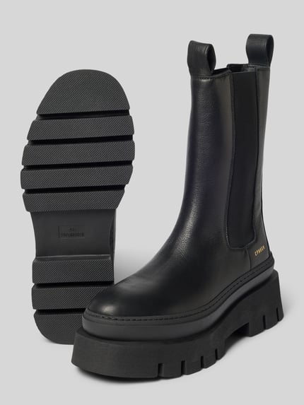 Produktfoto, schwarze Stiefel aus echtem Leder mit Logo-Detail von Copenhagen, abgerundete Passform, profilierte Sohle, Absatzhöhe 5 cm, Schafthöhe 24 cm, Schaftweite 12 cm