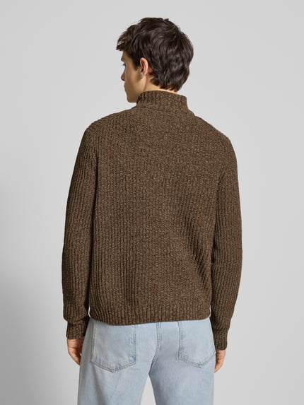 Männermodel trägt Regular Fit Troyer mit kurzem Reißverschluss Modell 'JOIN' von Only & Sons in Melange-Grobstrick, Ganzkörperansicht Rückansicht.