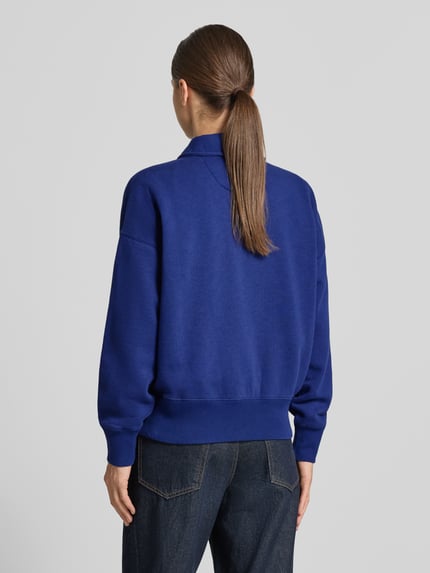 Frauenmodel trägt Loose Fit Sweatshirt aus Baumwoll-Mix von Polo Ralph Lauren in Dunkelblau, strukturierte Oberfläche, Ganzkörperansicht Rückansicht. Damen Sweatshirt von Polo Ralph Lauren