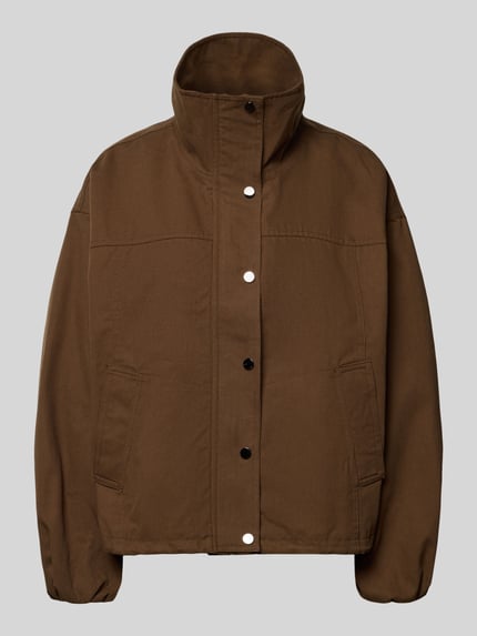 Produktfoto, braune Bomberjacke mit Stehkragen Modell 'Selio' von Neo Noir, lockerer Schnitt, seitliche Taschen, sichtbarer Material-Mix