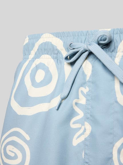 Produktfoto, Badehose mit Allover-Muster Modell 'PRINT' von Only & Sons, hellblau mit weißen, abstrakten Formen, elastischer Bund mit Tunnelzug, seitliche Eingrifftaschen, feine Struktur